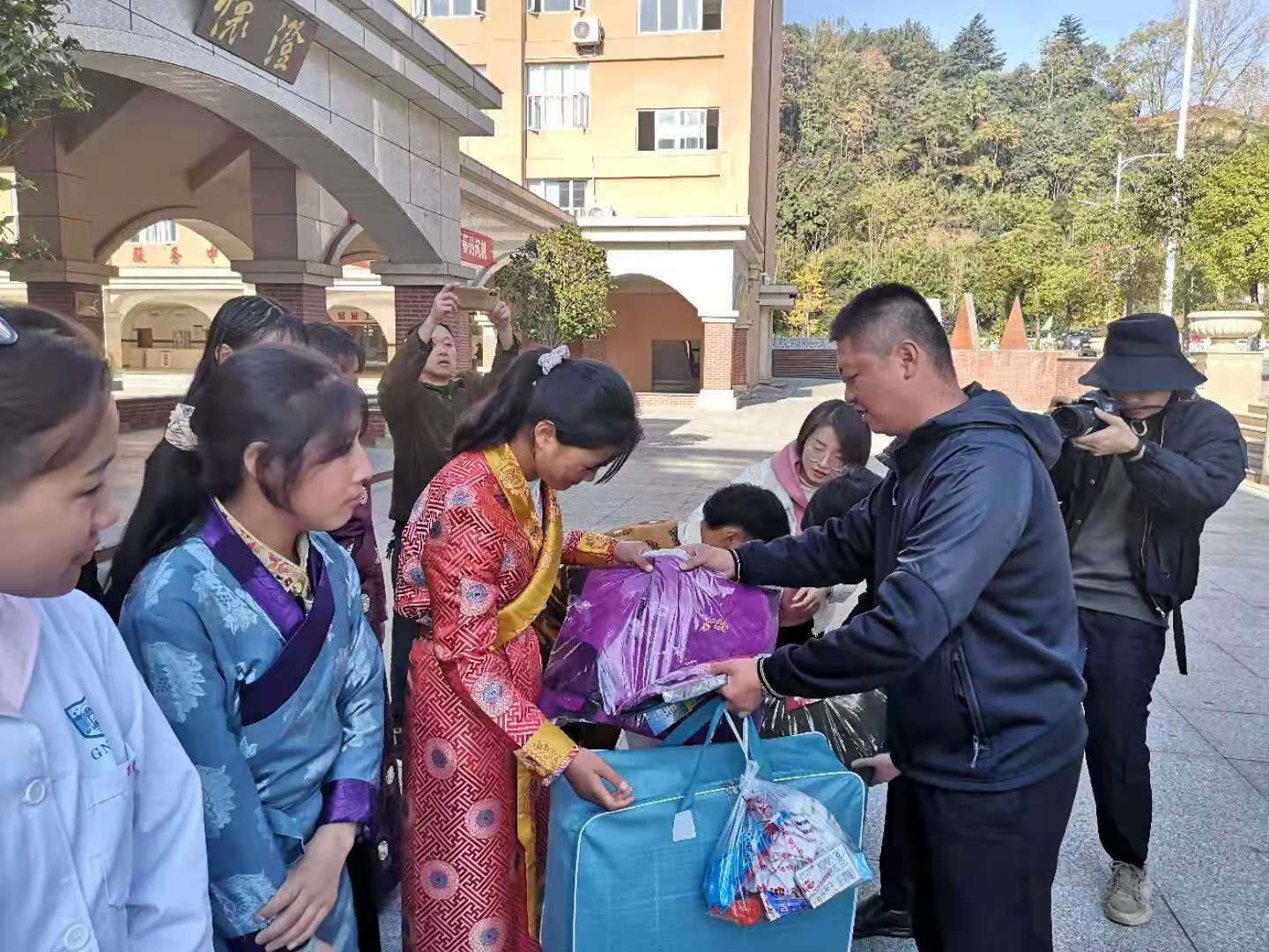團結(jié)民族一家親 寒冬慰問送溫暖
